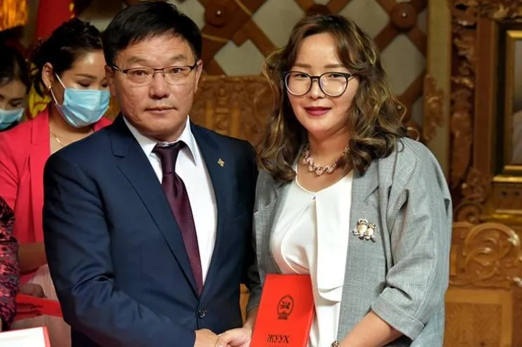 “Эрүүл мэндийн ажилтны өдөр”-ийг тохиолдуулан шагнал гардууллаа