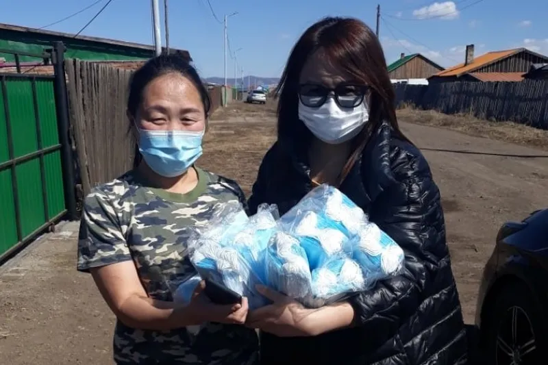 Эрдэнэтийн эмэгтэйчүүдийн зөвлөлөөс хорин мянган ширхэг амны хаалт хандивлалаа