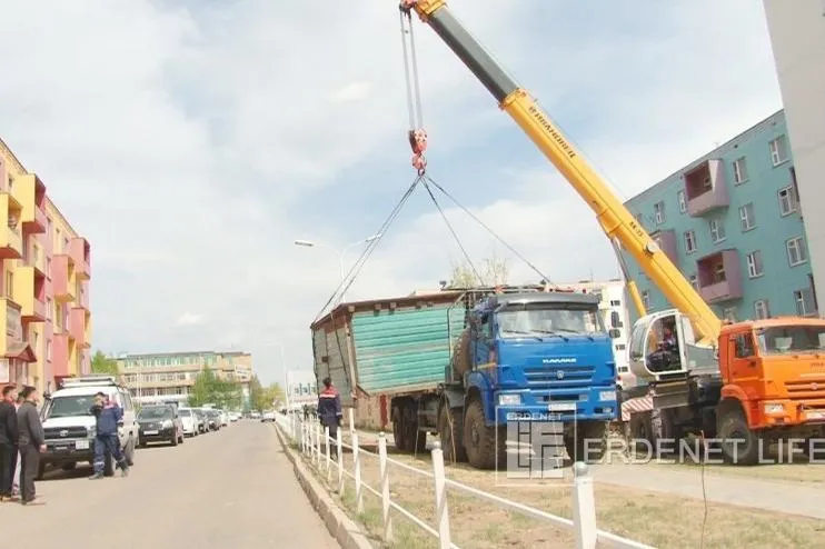 Зөвшөөрөлгүй байрлуулсан контейнеруудыг нүүлгэж газрыг чөлөөллөө