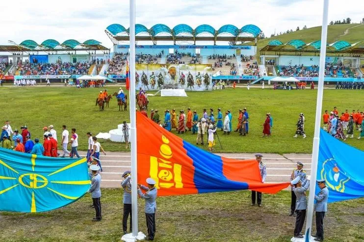 Эрдэнэсийн өлгий Эрдэнэтийн баяр наадам эхэллээ.