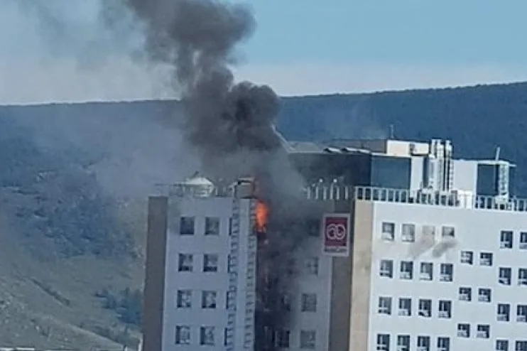 Мобикомын шинэ байранд гал гарлаа. Гал гарах болсон шалтгаан нь гагнуур хийж байгаад гал алджээ
