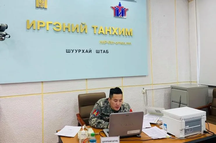 Иргэний танхимд 24 цагийн турш  "ШУУРХАЙ ШТАБ" ажиллаж 7035-7319 утсаар  мэдээлэл авч байна