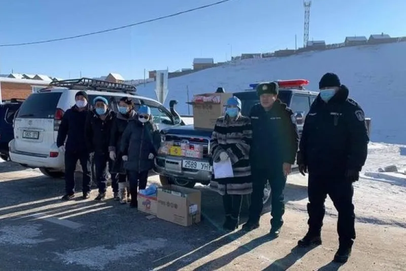 Орхон аймаг: Эмийн холбооны хамт олон үүрэг гүйцэтгэж буй алба хаагчдад дархлаа дэмжих бүтээгдэхүүн хандивлалаа