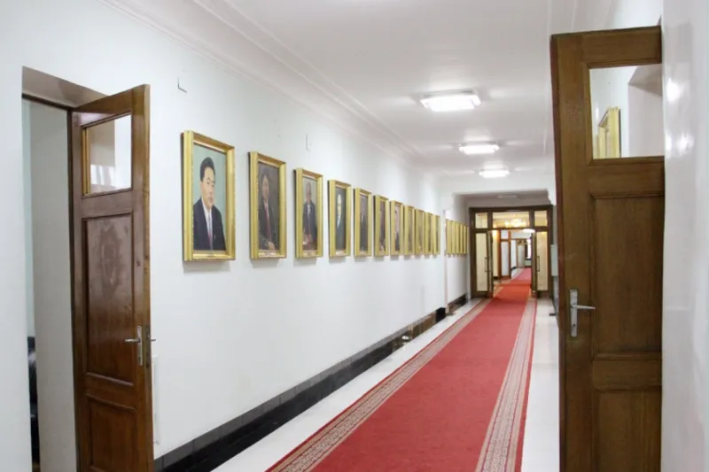 Вакцины гуравдугаар тунд хамрагдаагүй төрийн албан хаагчдыг ажилд нь ирүүлэхгүй гэв