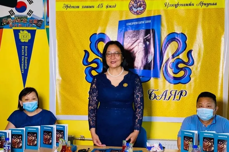 "Цэнхэрлэн харагдана" хэмээх сайхан нэртэй сэтгүүл зүйн нэгэн шинэ бүтээл Эрдэнэт хотын 45 жилийн ойн босгон дээр мэндэллээ