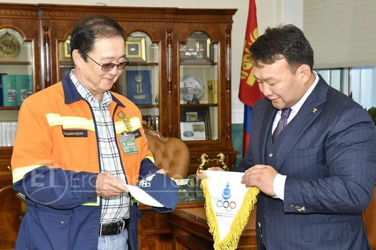 МҮОХ-ны Ерөнхийлөгч Н.Түвшинбаяр Эрдэнэт үйлдвэрийн удирдлагуудыг шагналаа