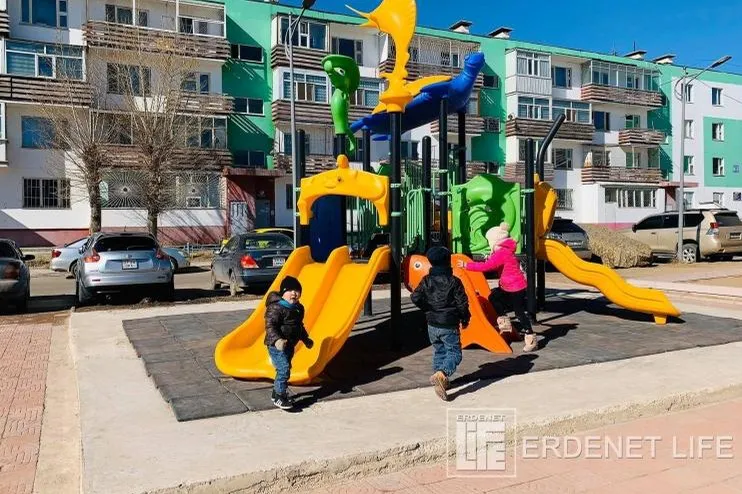 Хөл хориотой энэ үед  амны хаалтгүй  "ХҮҮХДҮҮД"  гадаа тоглосоор байх уу?